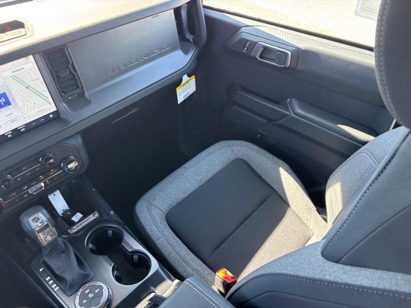 Ford Bronco Vehicle Full-screen Gallery Image 15