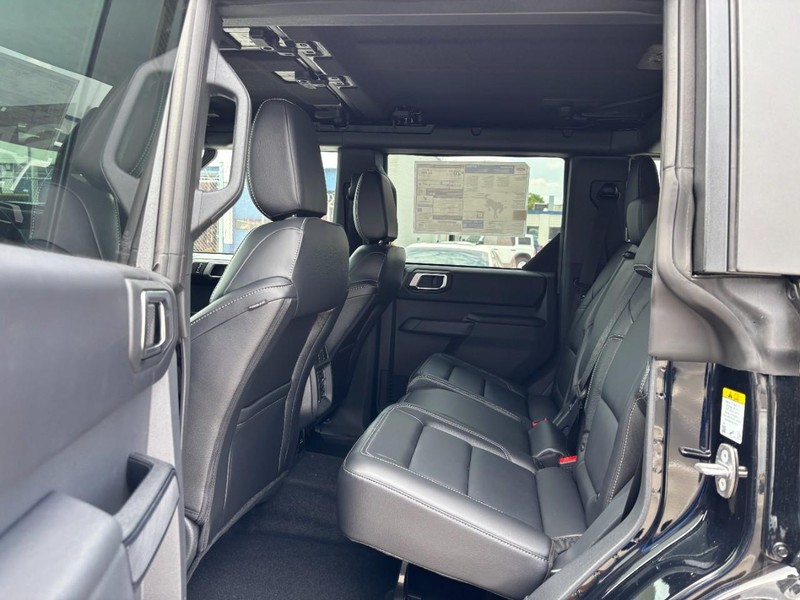 Ford Bronco Vehicle Full-screen Gallery Image 12