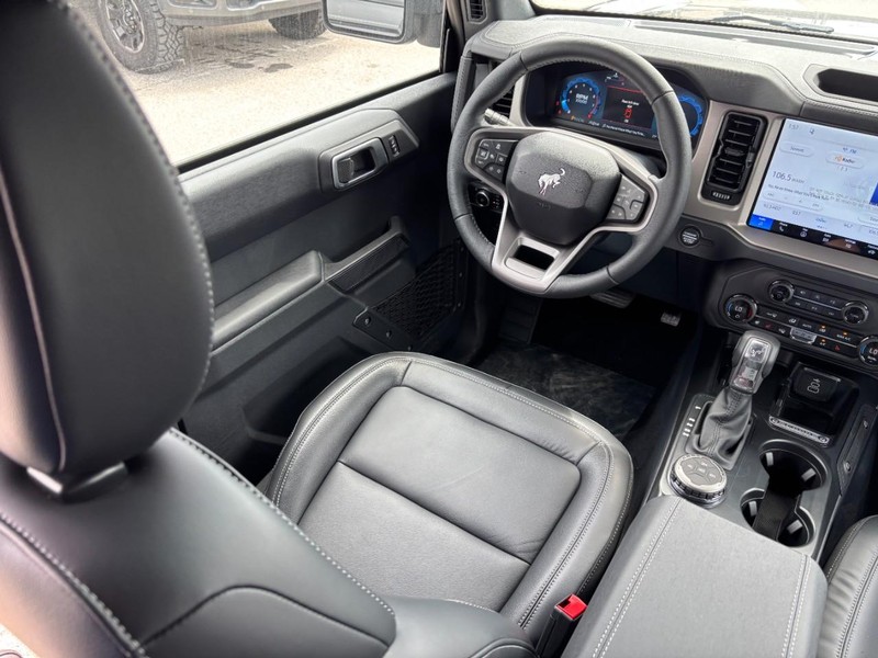 Ford Bronco Vehicle Full-screen Gallery Image 13