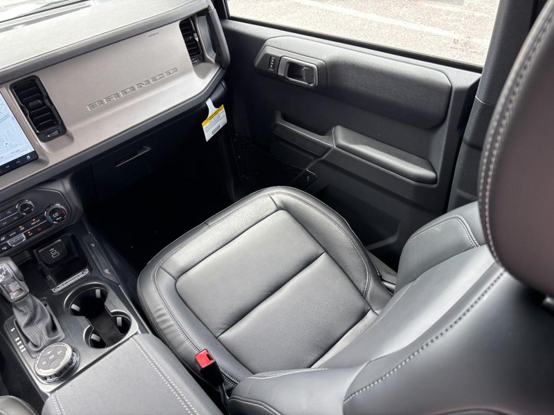 Ford Bronco Vehicle Full-screen Gallery Image 15