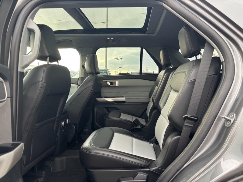 Ford Explorer Vehicle Image 14