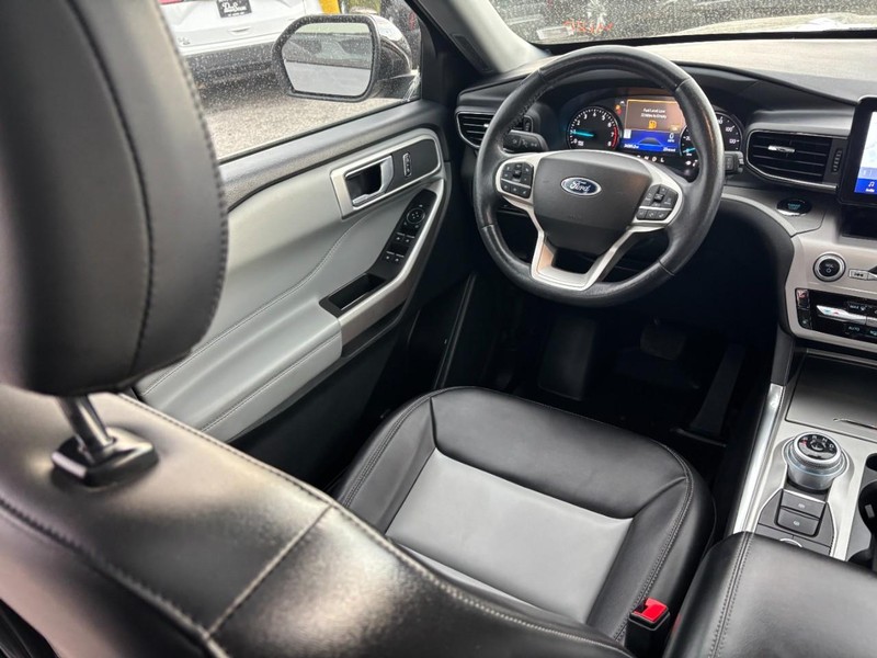 Ford Explorer Vehicle Image 15