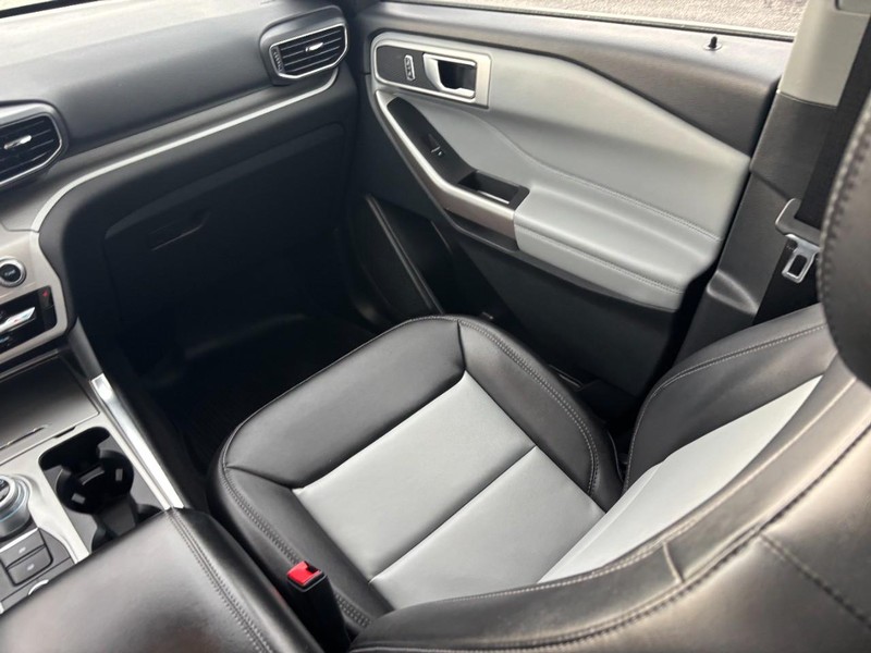 Ford Explorer Vehicle Image 17