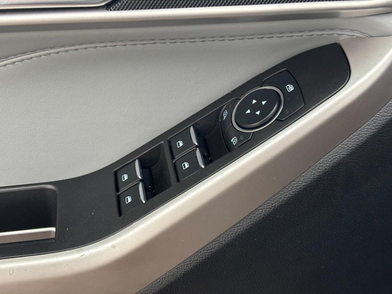 Ford Explorer Vehicle Image 19