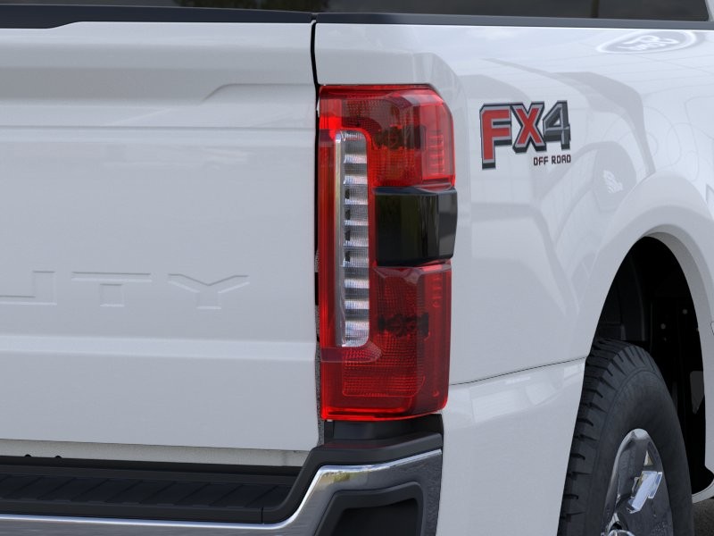 Ford Super Duty F-250 SRW Vehicle Full-screen Gallery Image 23