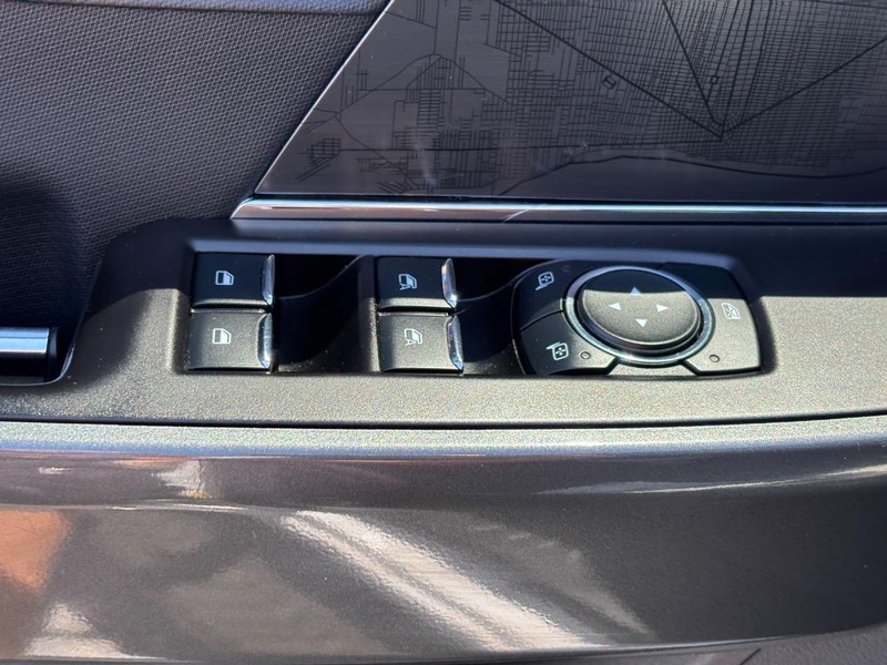 Ford F-150 Vehicle Full-screen Gallery Image 17