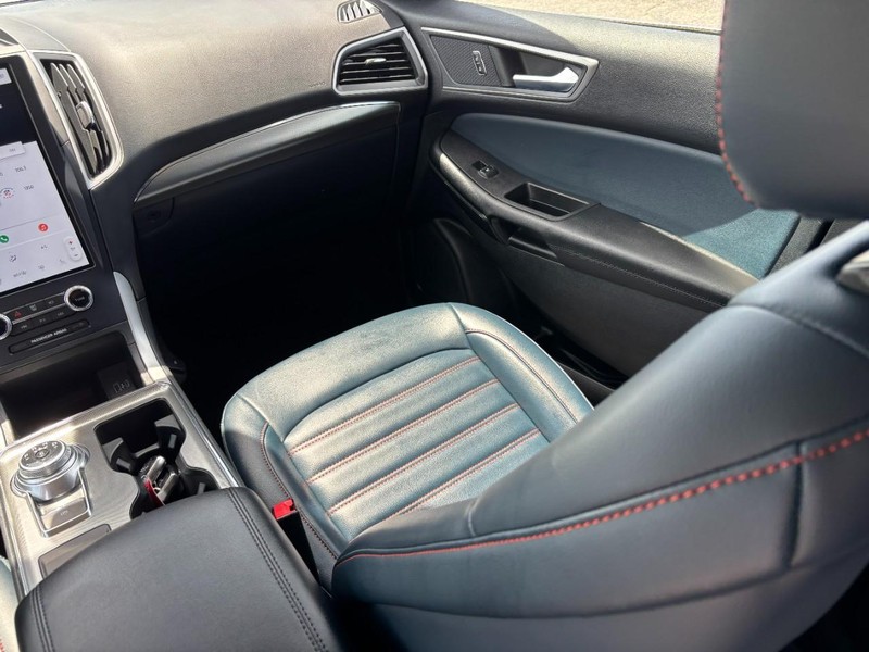 Ford Edge Vehicle Image 16