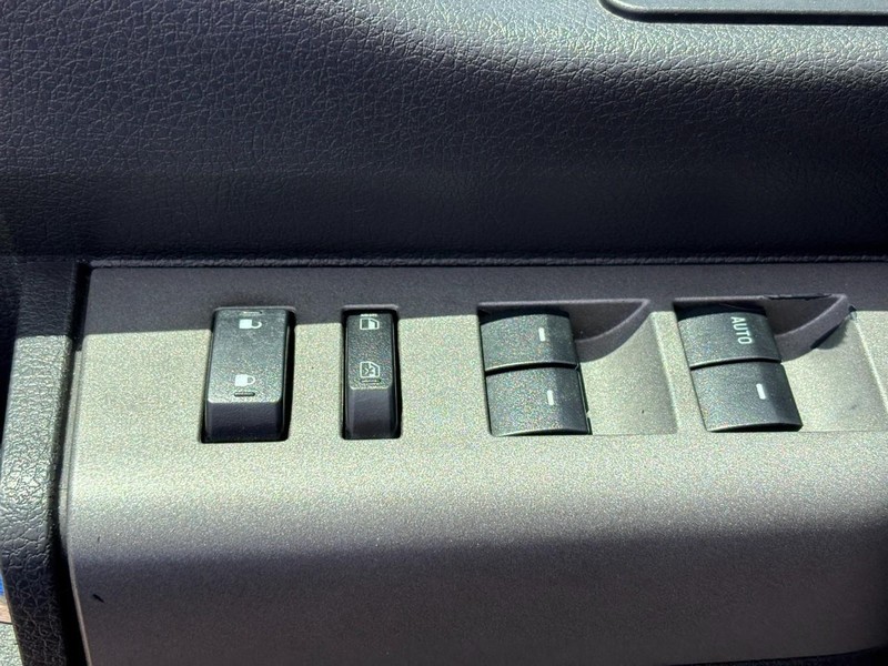 Ford Super Duty F-350 DRW Vehicle Image 17