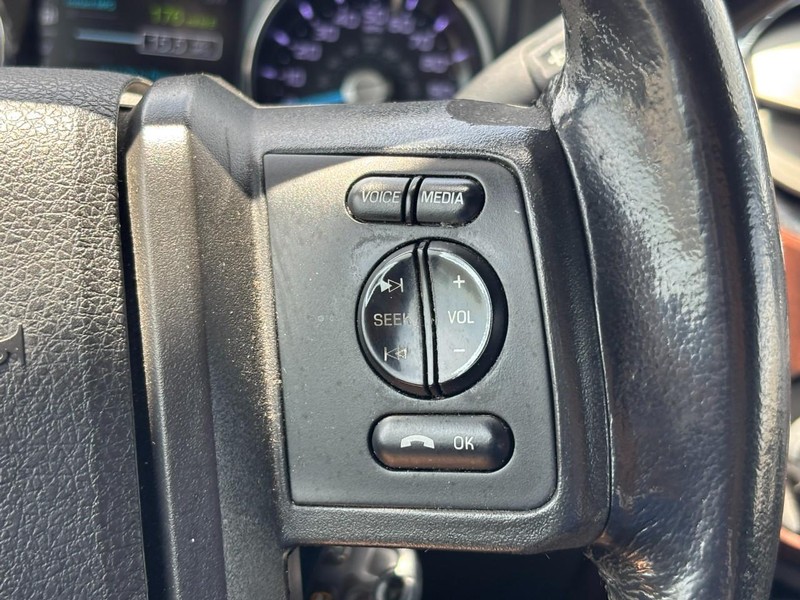 Ford Super Duty F-350 DRW Vehicle Image 19