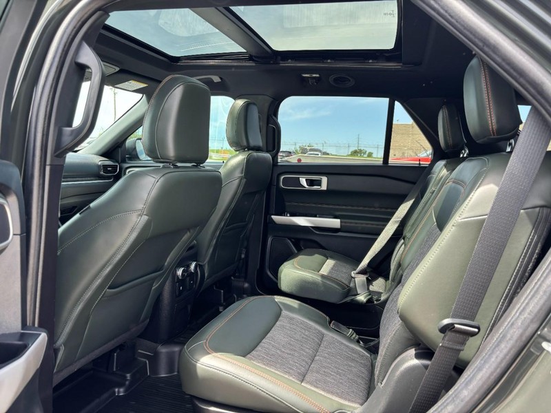 Ford Explorer Vehicle Image 13