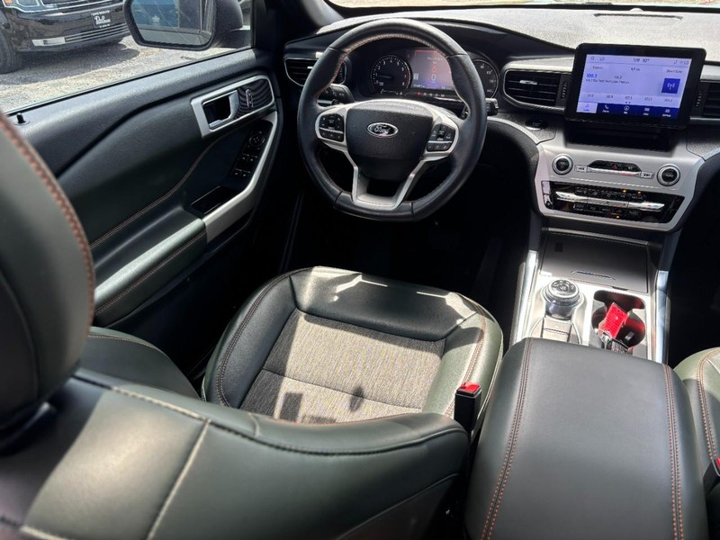 Ford Explorer Vehicle Image 14