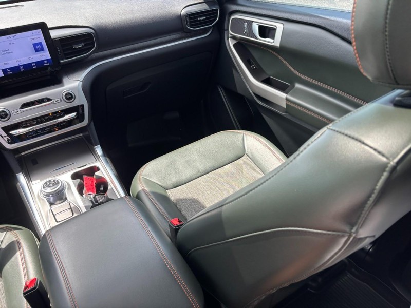 Ford Explorer Vehicle Image 16