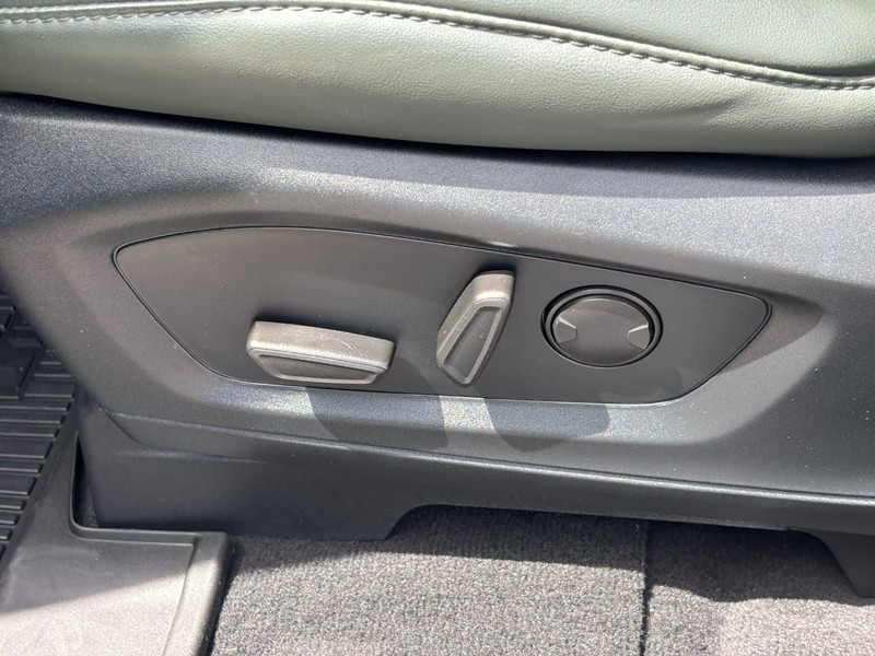 Ford Explorer Vehicle Image 17