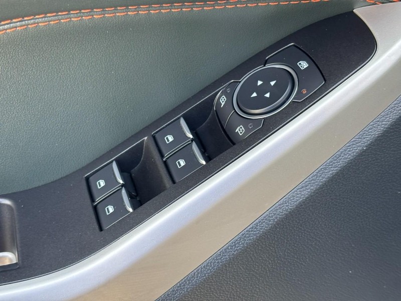 Ford Explorer Vehicle Image 18