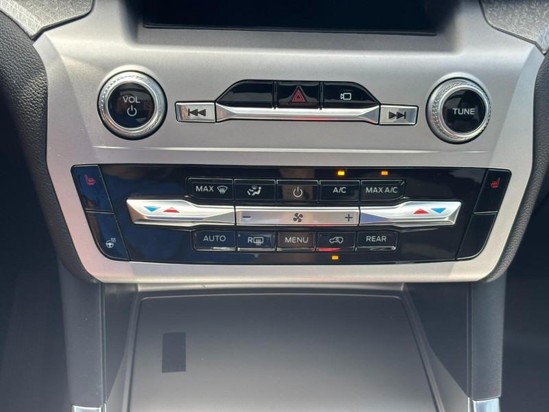 Ford Explorer Vehicle Image 25