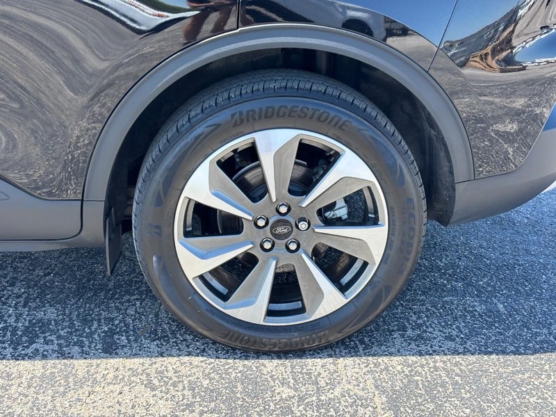 Ford Escape Vehicle Full-screen Gallery Image 11