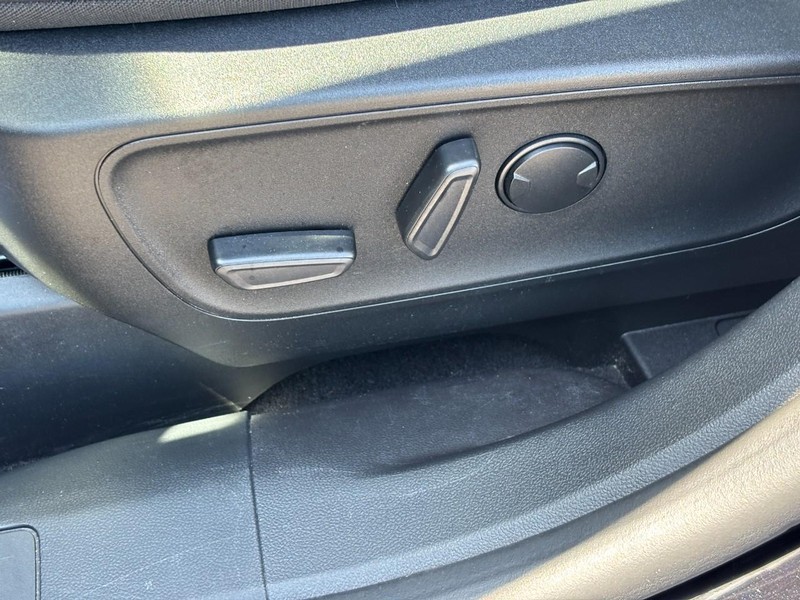 Ford Escape Vehicle Full-screen Gallery Image 16