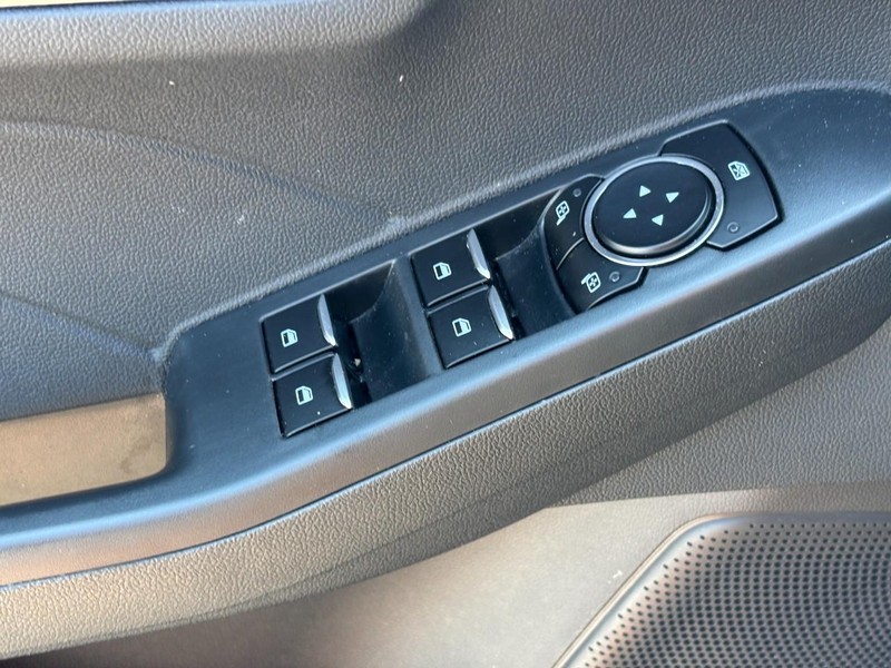 Ford Escape Vehicle Full-screen Gallery Image 17