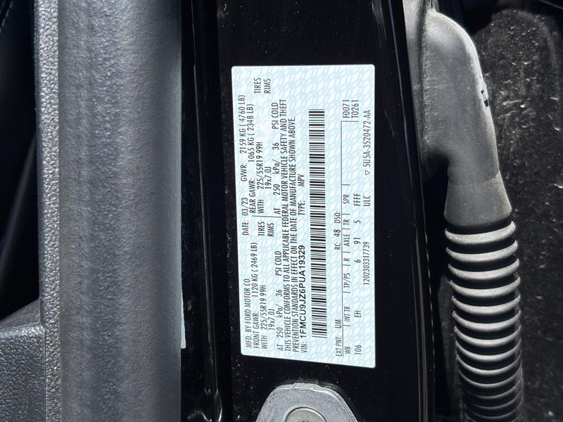 Ford Escape Vehicle Full-screen Gallery Image 24