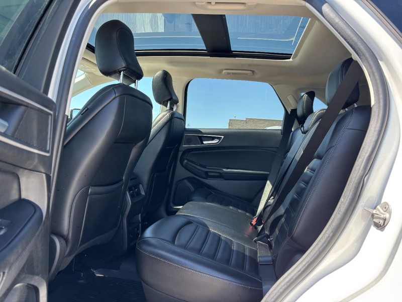 Ford Edge Vehicle Full-screen Gallery Image 12