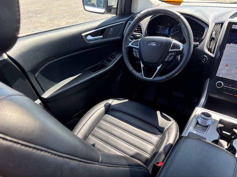 Ford Edge Vehicle Full-screen Gallery Image 13