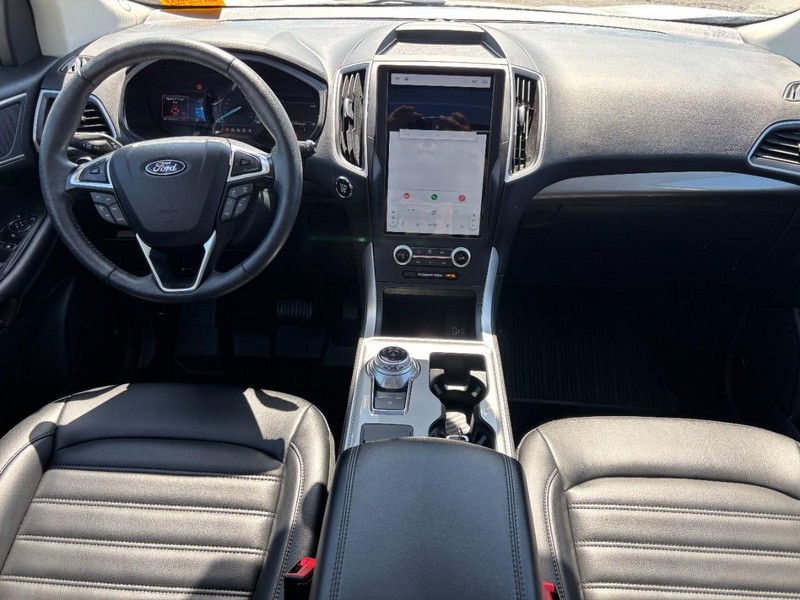 Ford Edge Vehicle Full-screen Gallery Image 14