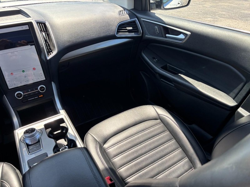 Ford Edge Vehicle Full-screen Gallery Image 15