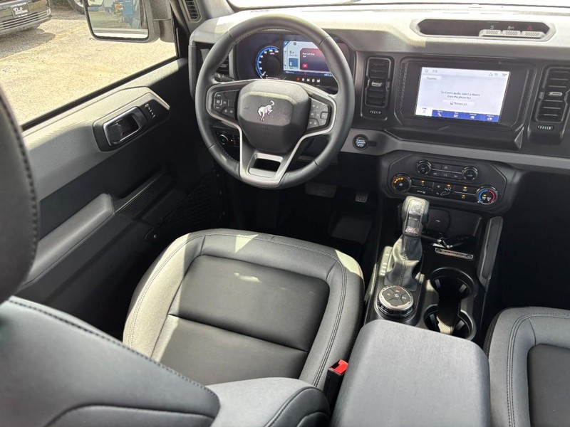 Ford Bronco Vehicle Full-screen Gallery Image 12