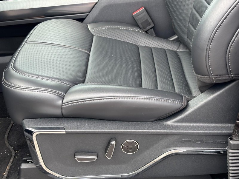 Ford F-150 Vehicle Full-screen Gallery Image 16
