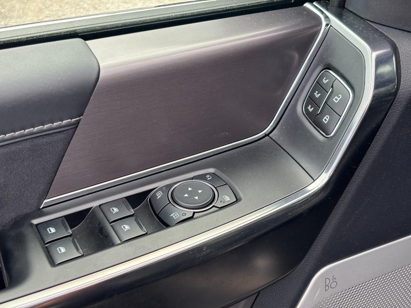 Ford F-150 Vehicle Full-screen Gallery Image 17