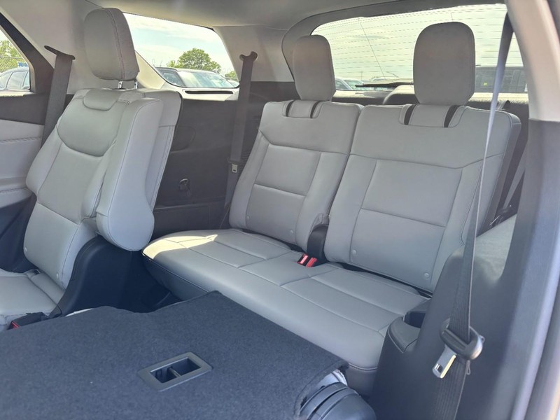 Ford Explorer Vehicle Image 12