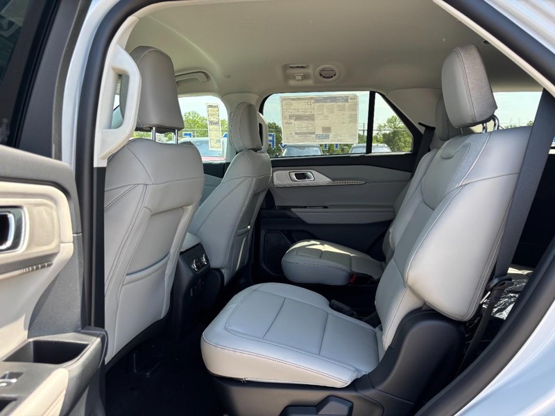 Ford Explorer Vehicle Image 13