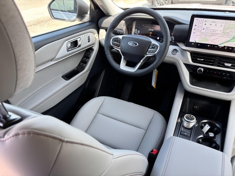 Ford Explorer Vehicle Image 14