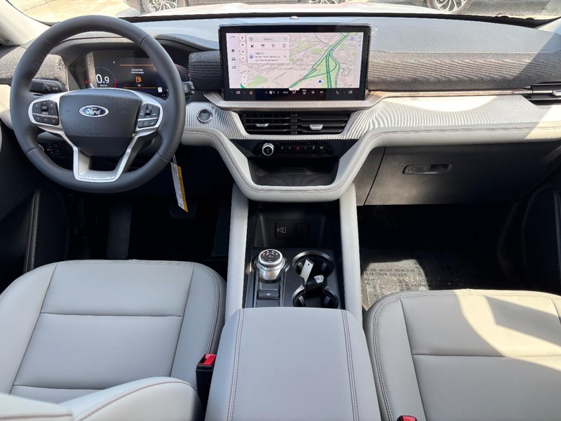 Ford Explorer Vehicle Image 15