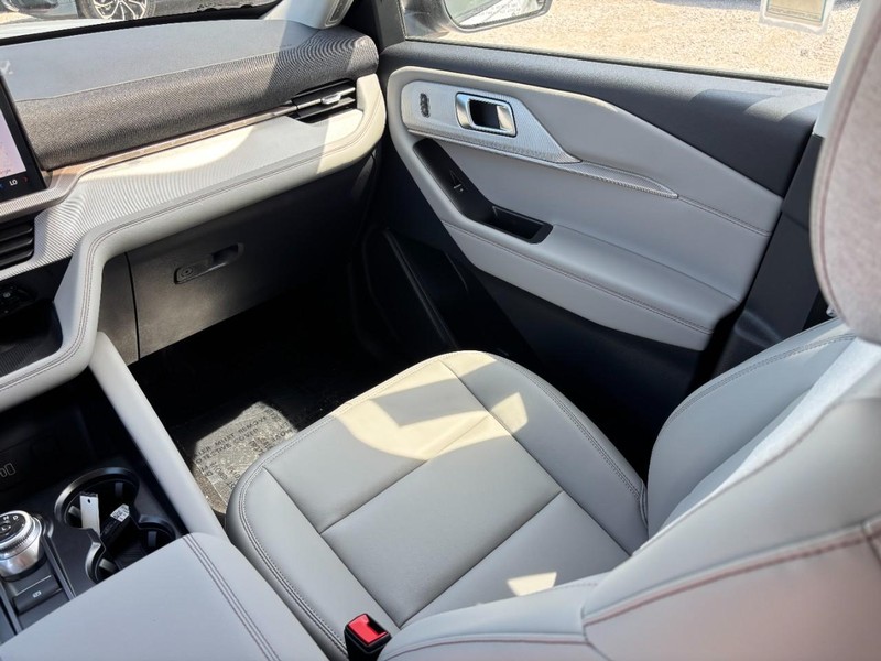 Ford Explorer Vehicle Image 16