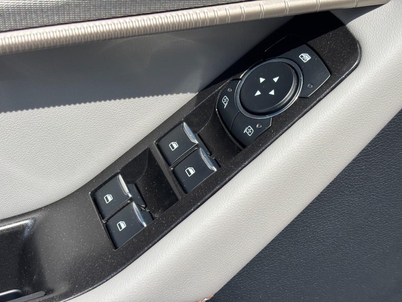 Ford Explorer Vehicle Image 18