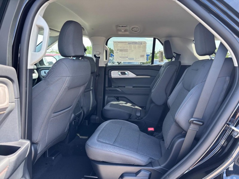 Ford Explorer Vehicle Image 13