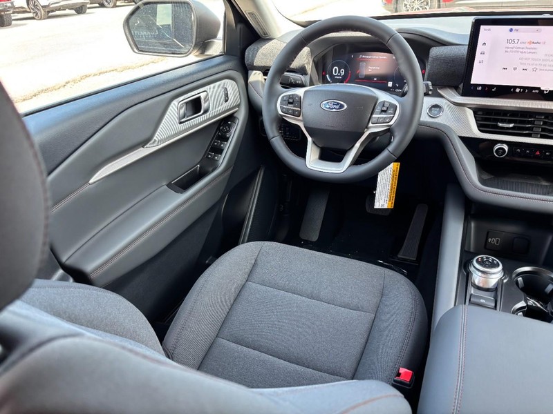 Ford Explorer Vehicle Image 14