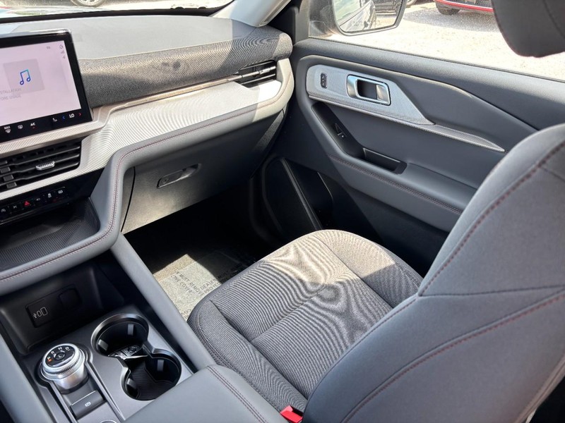 Ford Explorer Vehicle Image 16