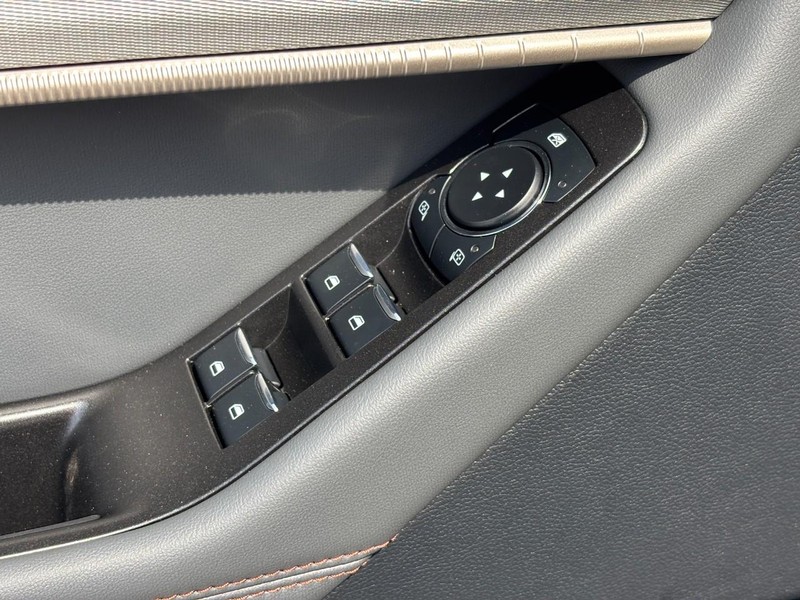 Ford Explorer Vehicle Image 18