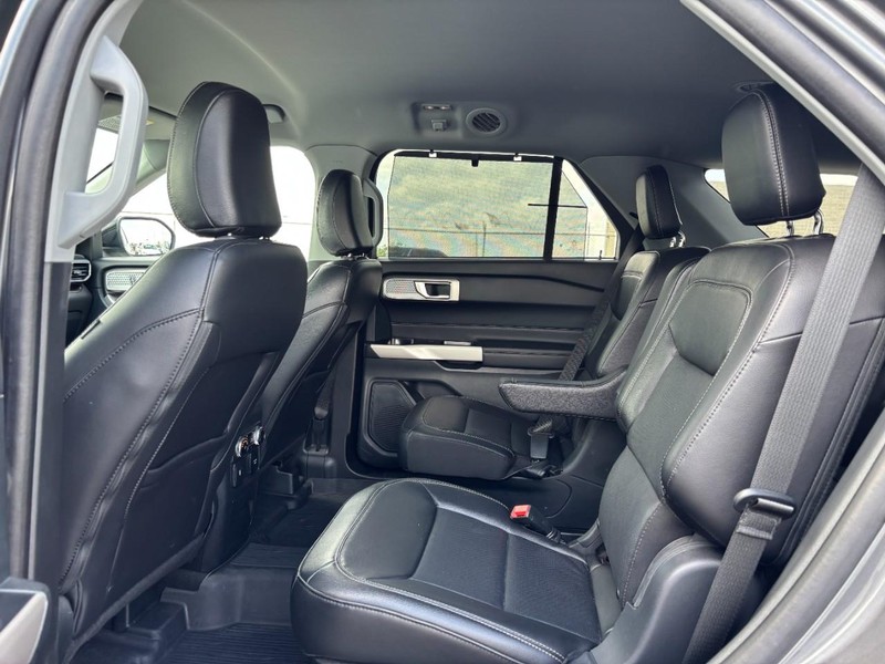 Ford Explorer Vehicle Image 13