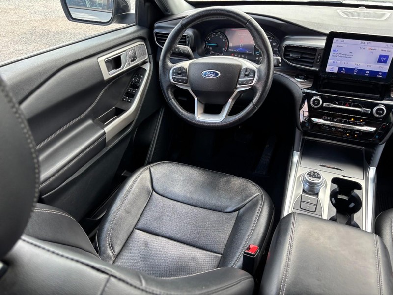 Ford Explorer Vehicle Image 14