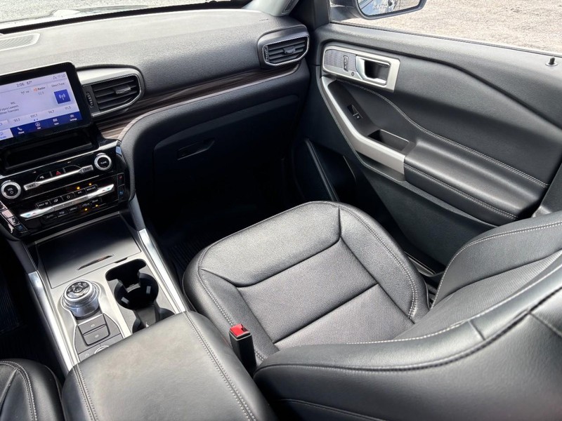 Ford Explorer Vehicle Image 16
