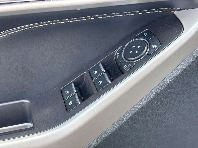 Ford Explorer Vehicle Image 18