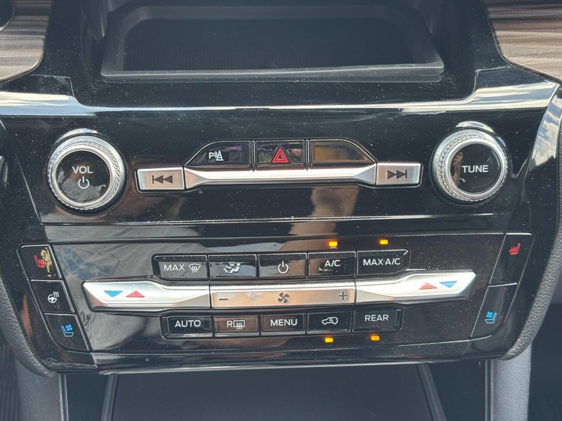 Ford Explorer Vehicle Image 25
