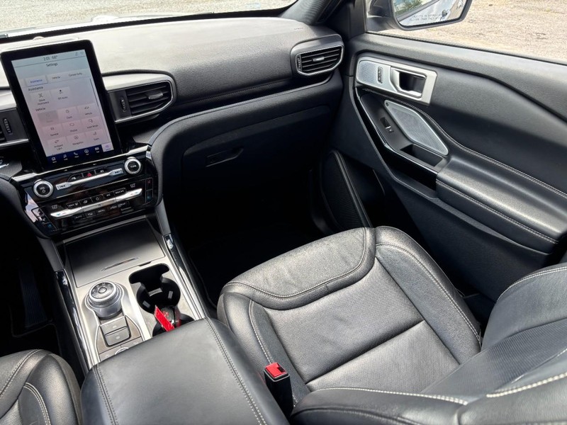 Ford Explorer Vehicle Image 17