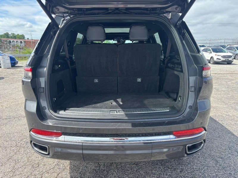 Jeep Grand Cherokee L Vehicle Image 11