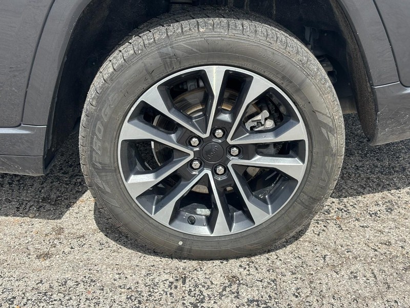 Jeep Grand Cherokee L Vehicle Image 12