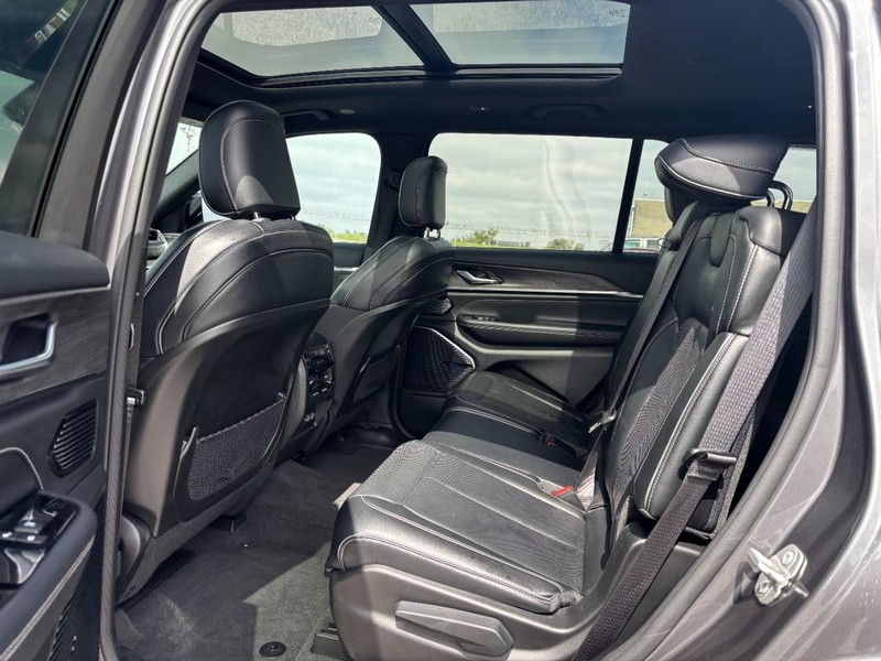 Jeep Grand Cherokee L Vehicle Image 14