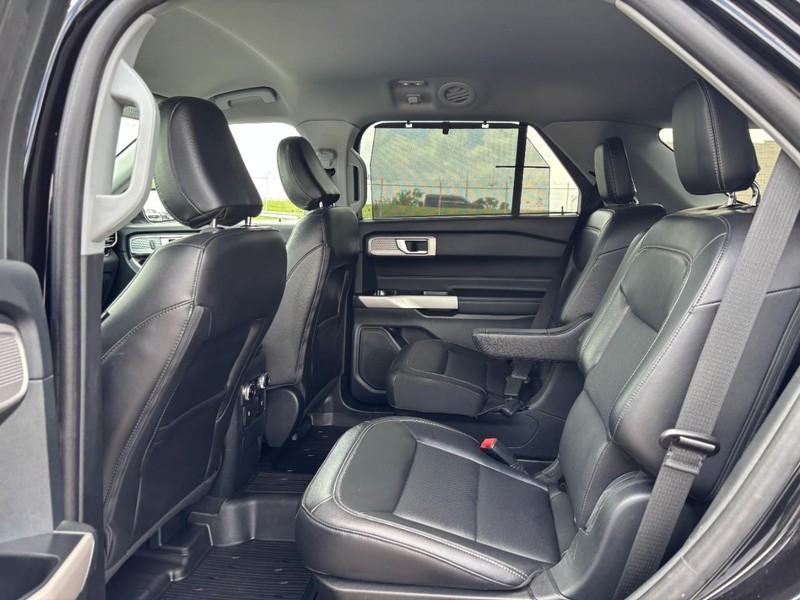 Ford Explorer Vehicle Image 14